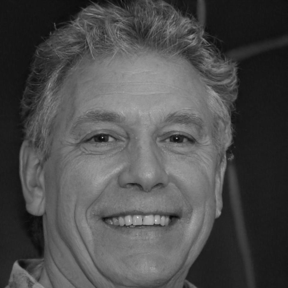 Retrato profesional de analista financiero senior